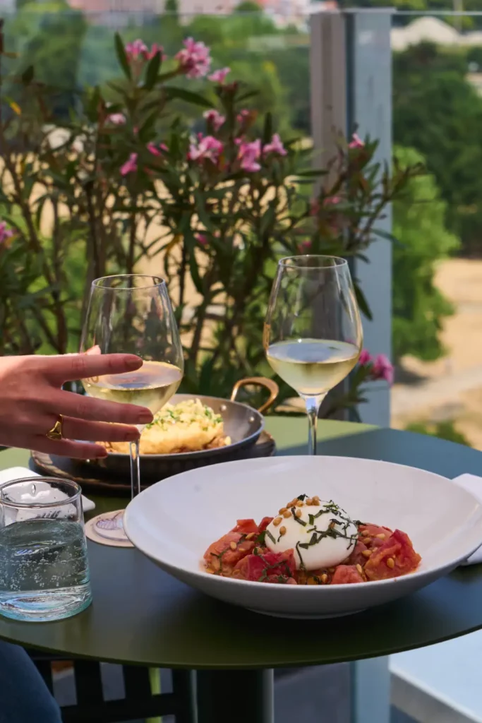 personne qui déguste un plat