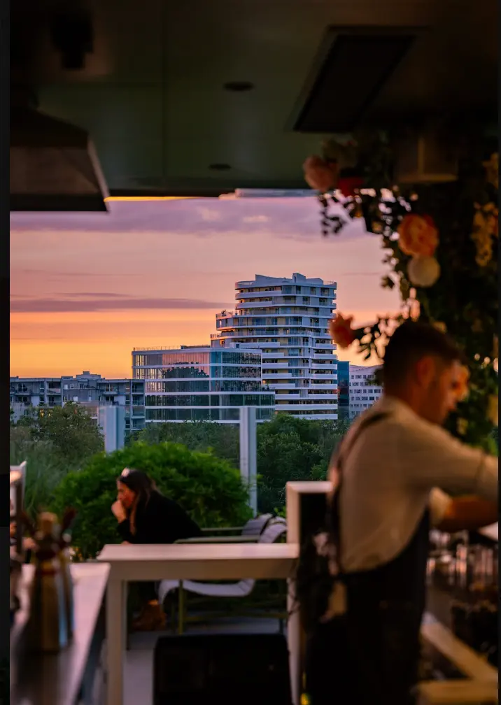 Vue panoramique du rooftop NŪ à Lille au coucher du soleil